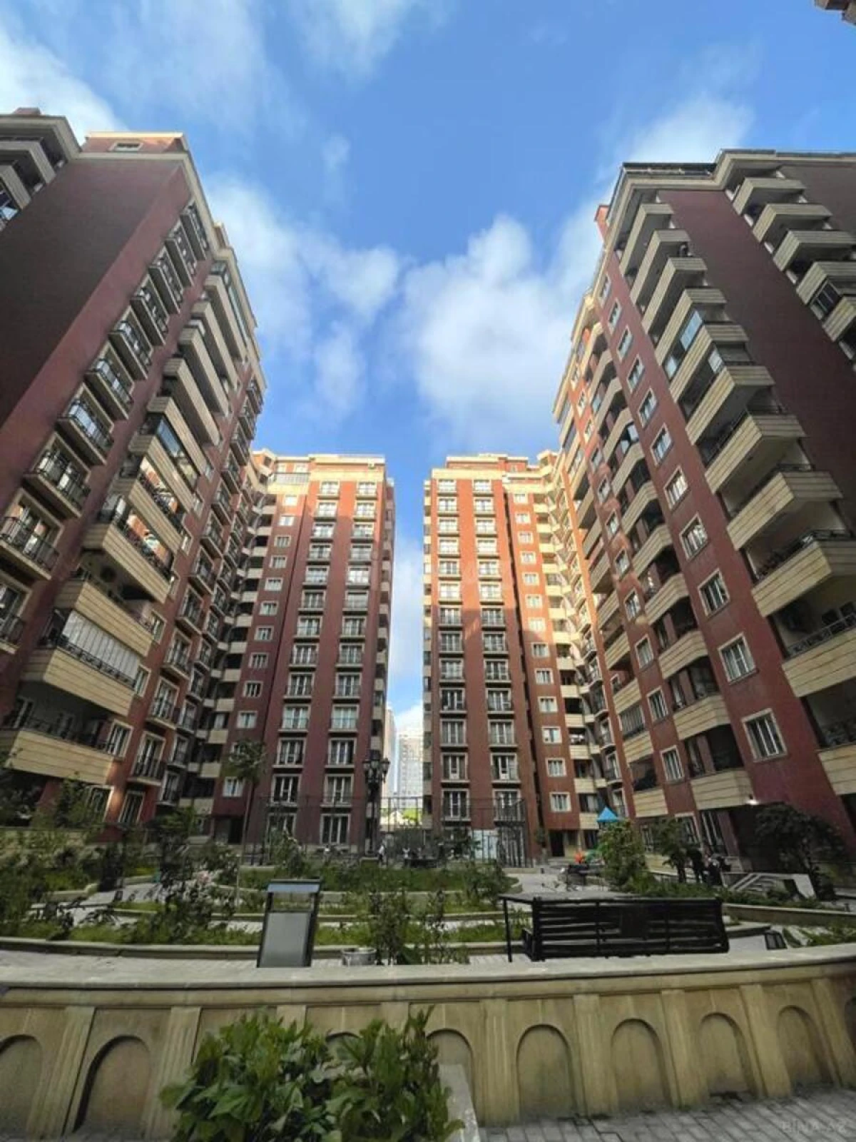 Satılır 3 otaqlı mənzil 147 m²