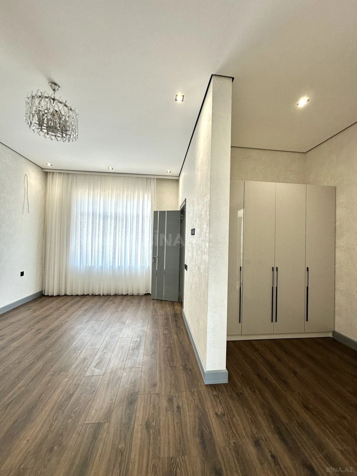 Satılır 5 otaqlı həyət evi 300 m²