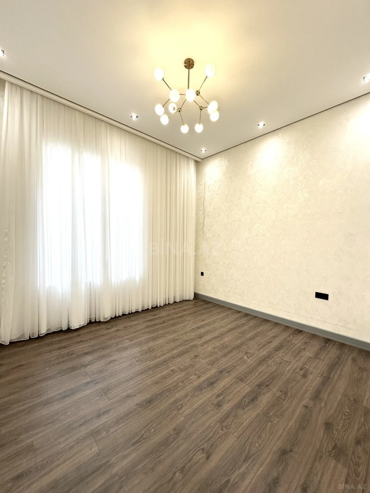 Satılır 5 otaqlı həyət evi 300 m²