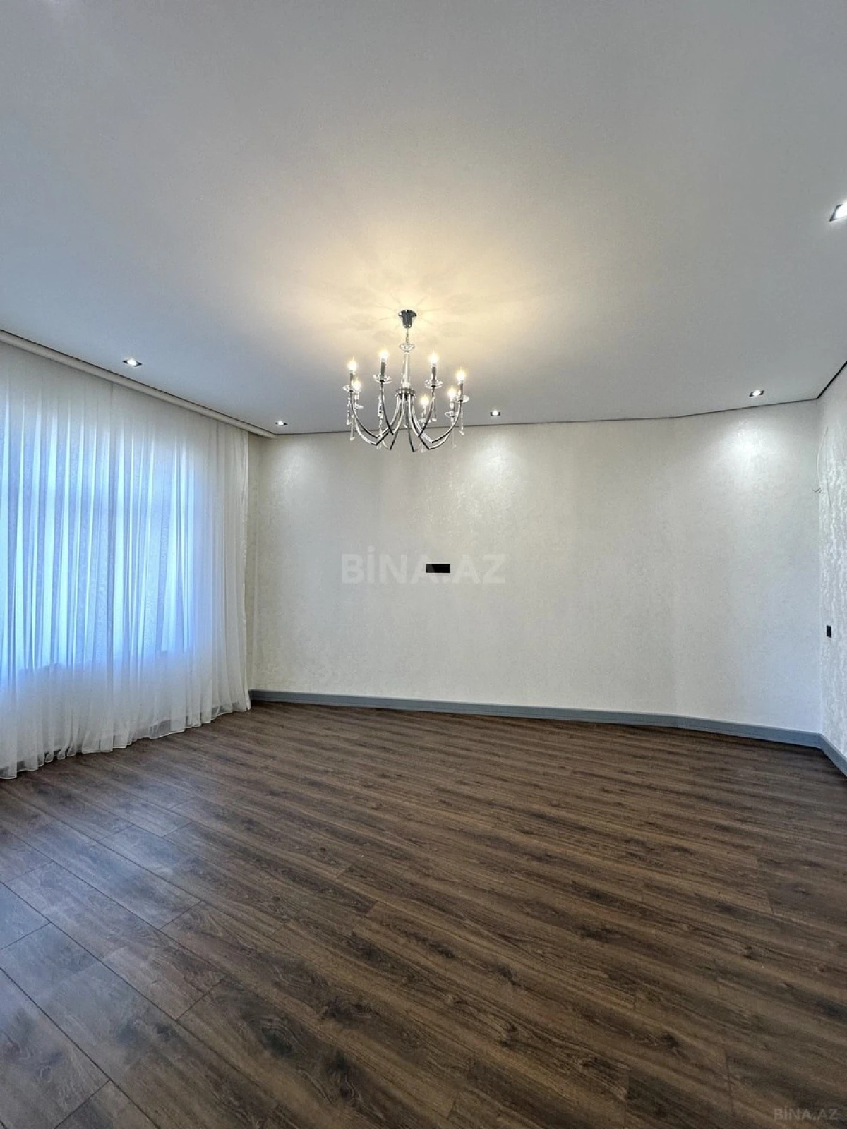 Satılır 5 otaqlı həyət evi 300 m²