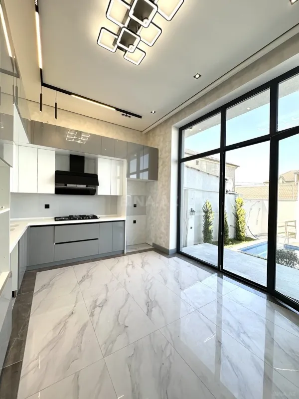Satılır 5 otaqlı həyət evi 300 m²
