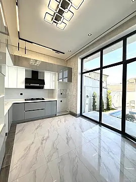 Satılır 5 otaqlı həyət evi 300 m²