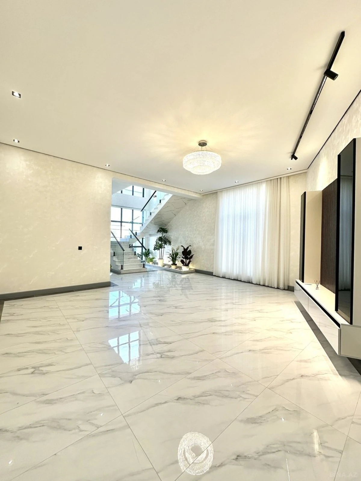 Satılır 5 otaqlı həyət evi 300 m²