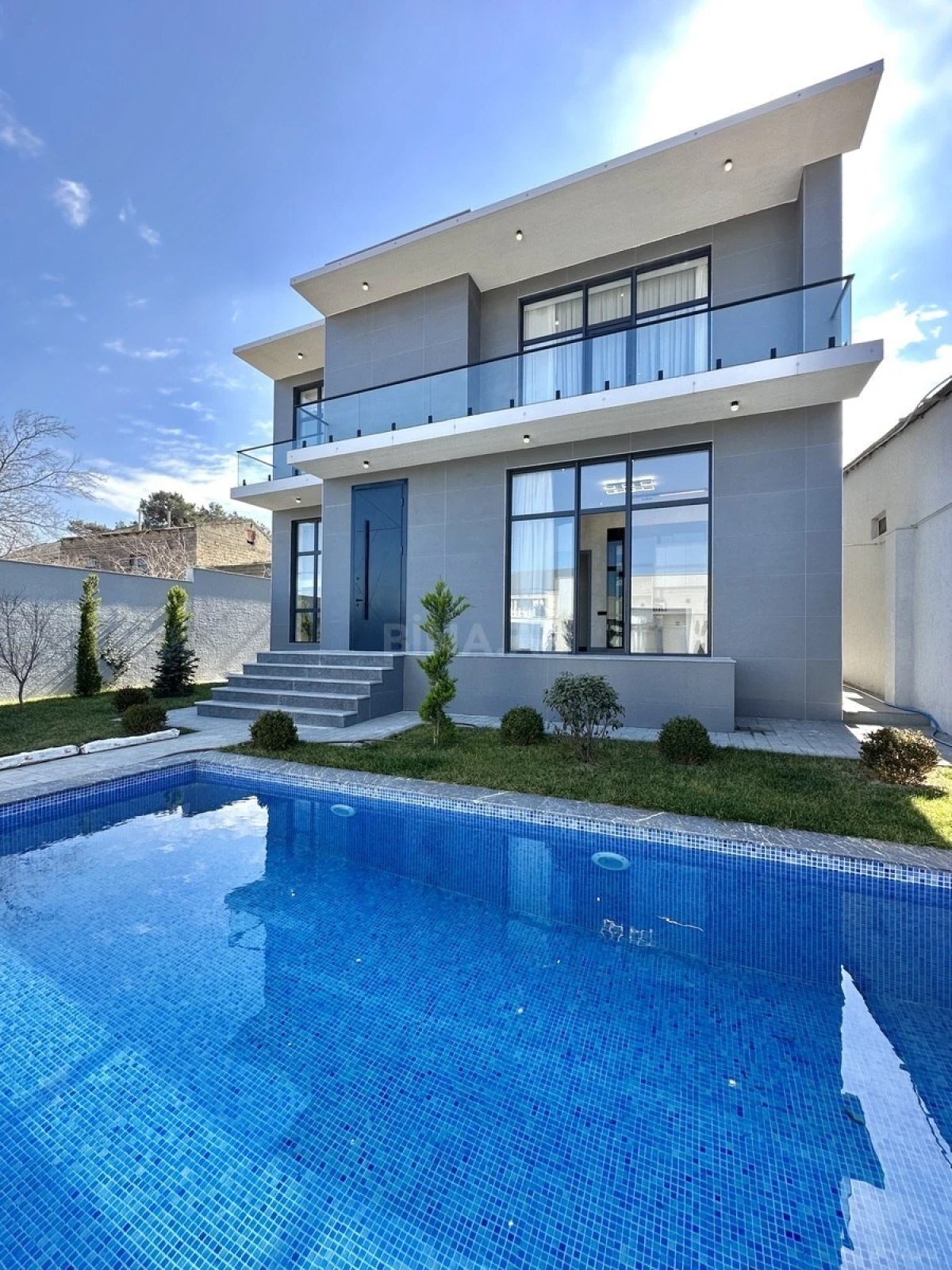 Satılır 5 otaqlı həyət evi 300 m²