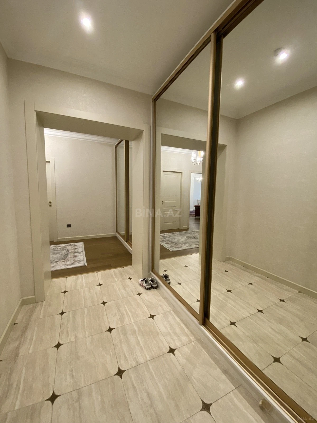 Satılır 3 otaqlı mənzil 145 m²