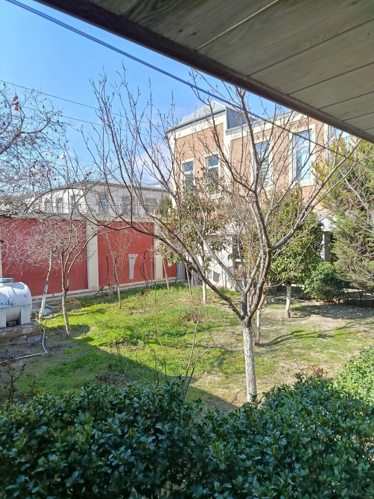 Satılır 11 otaqlı həyət evi 600 m²