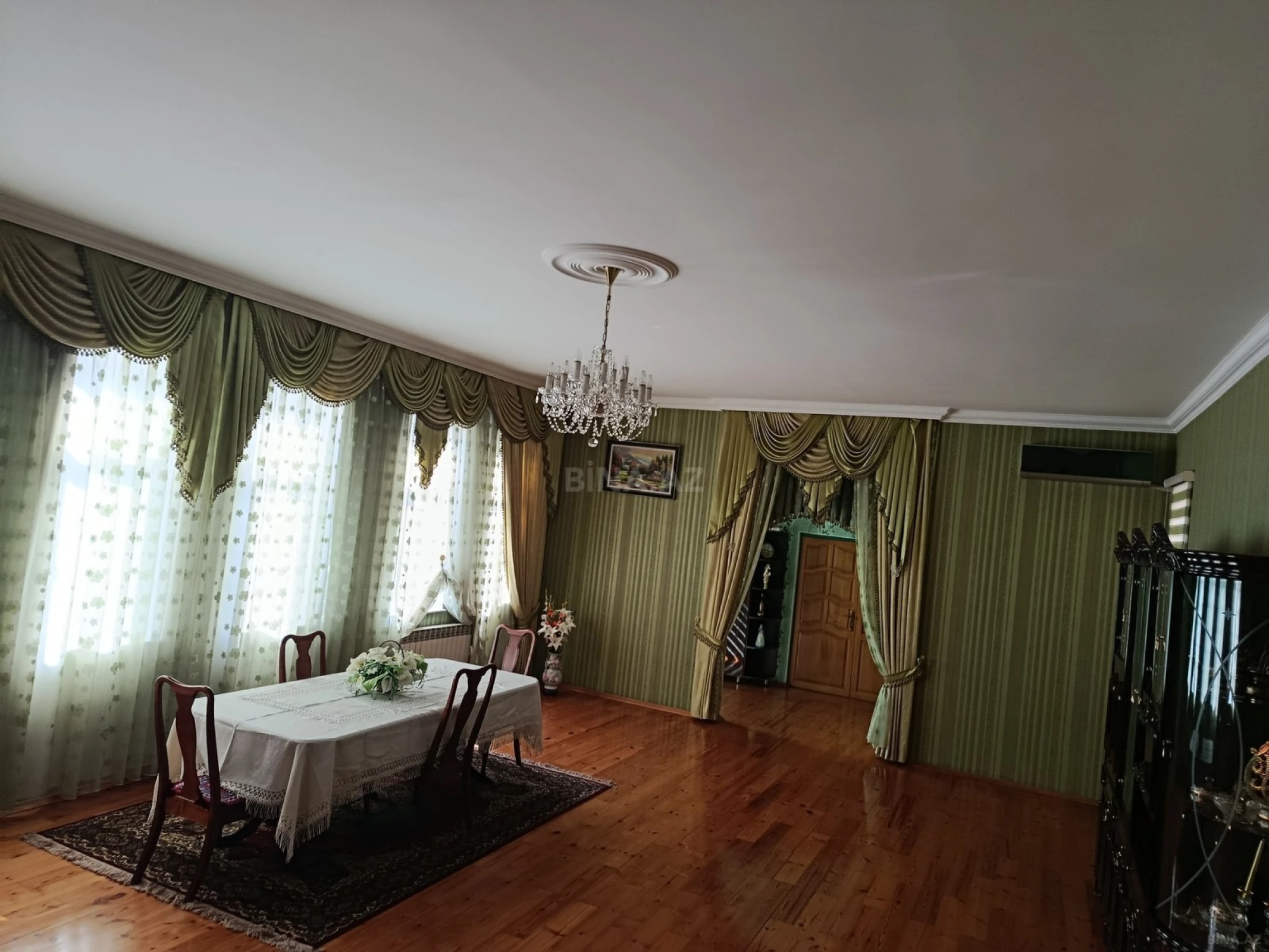 Satılır 11 otaqlı həyət evi 600 m²