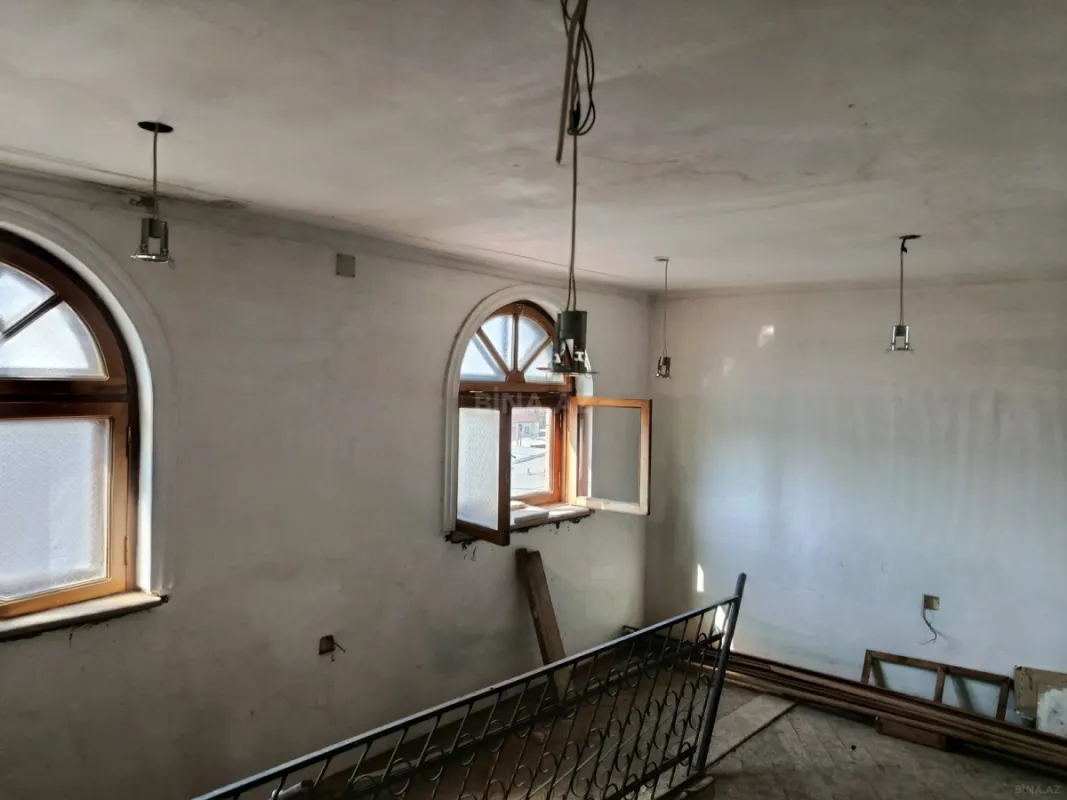 Satılır 11 otaqlı həyət evi 600 m²
