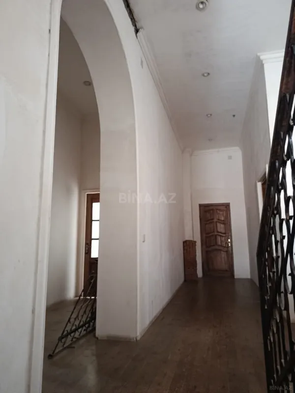 Satılır 11 otaqlı həyət evi 600 m²