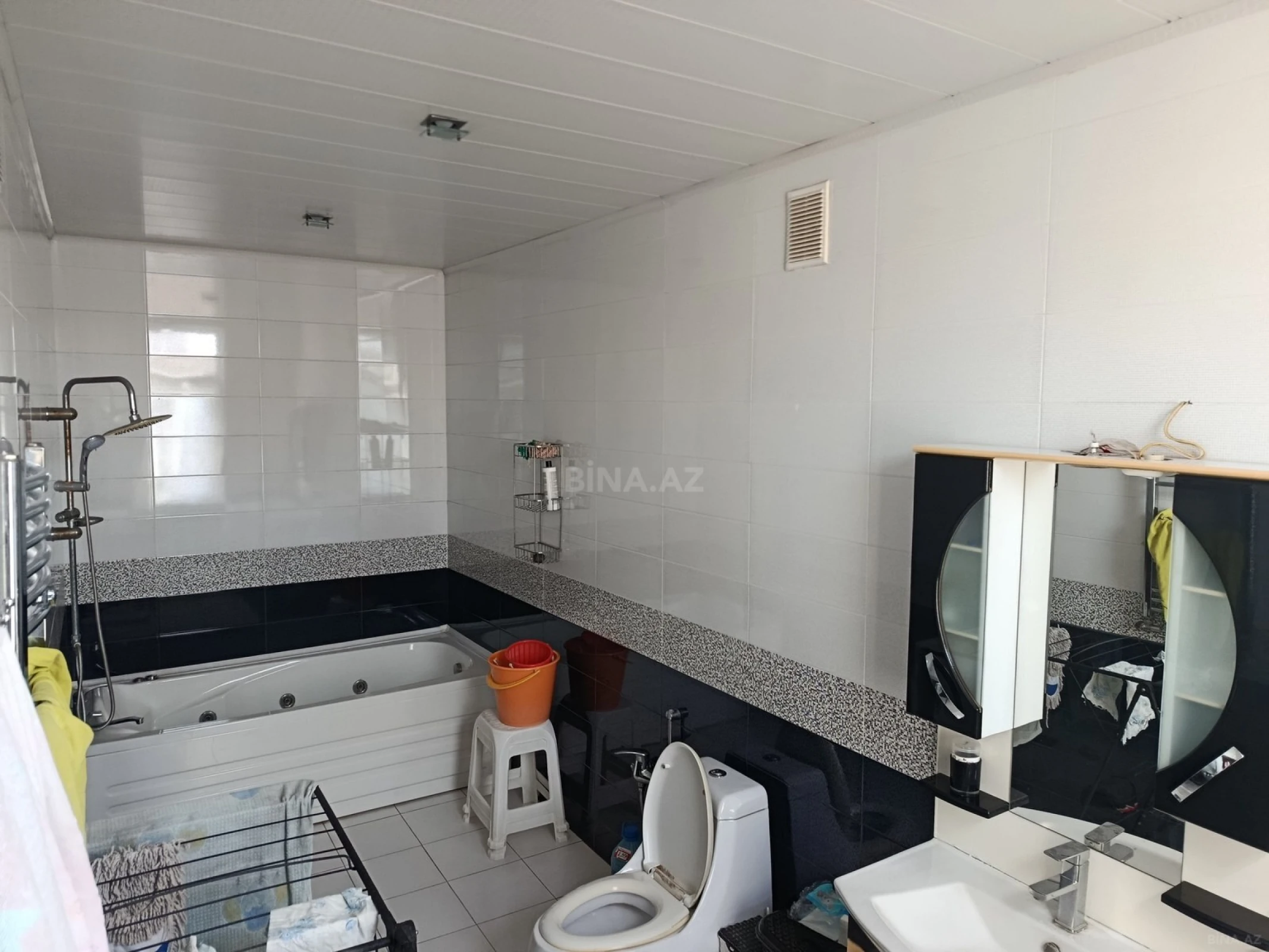 Satılır 11 otaqlı həyət evi 600 m²