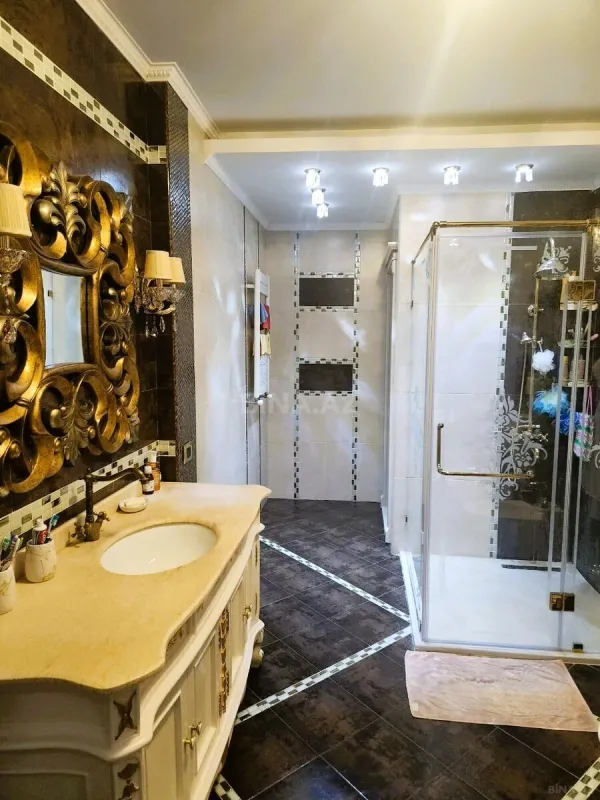 Satılır 5 otaqlı mənzil 320 m²