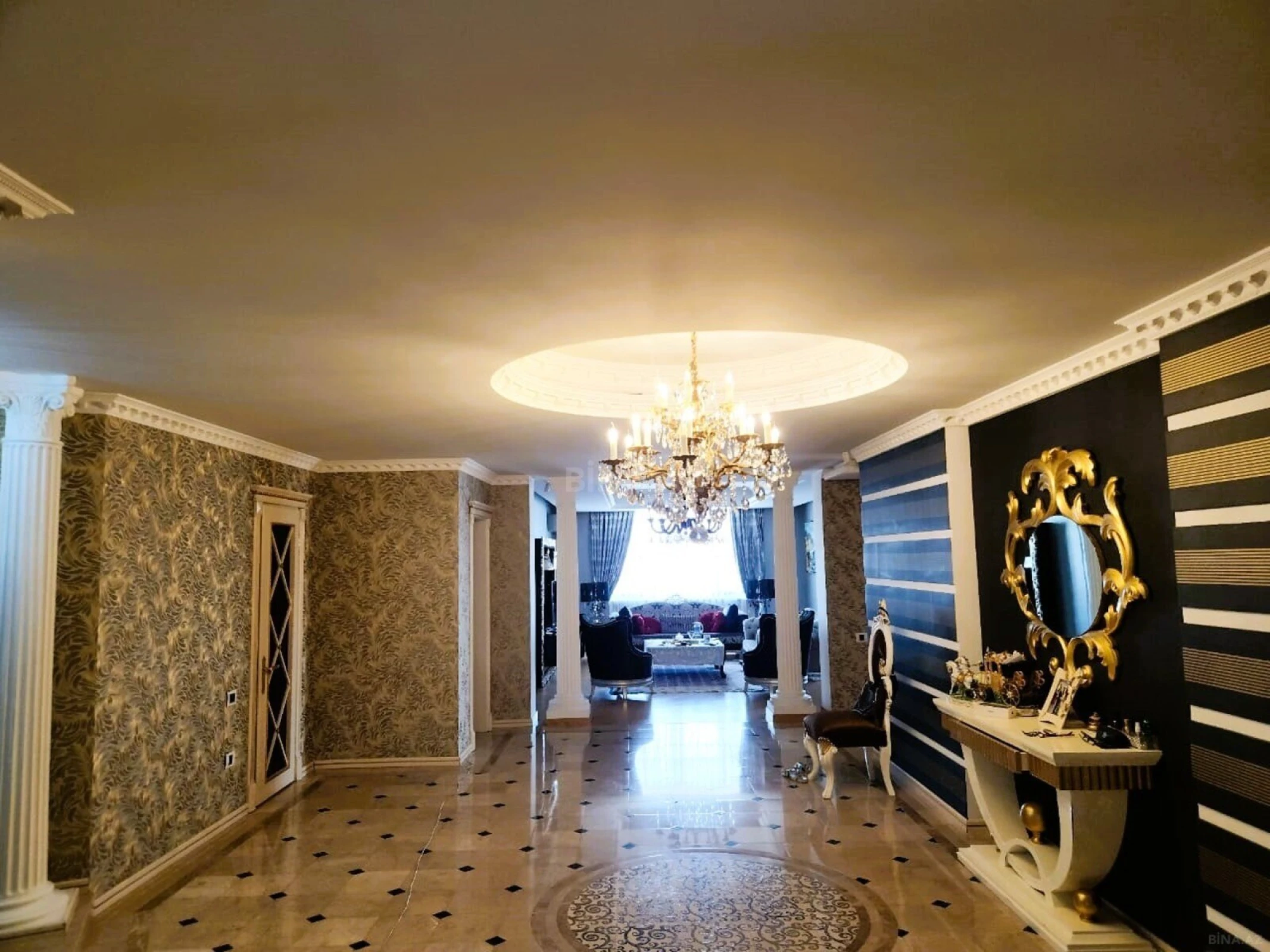 Satılır 5 otaqlı mənzil 320 m²