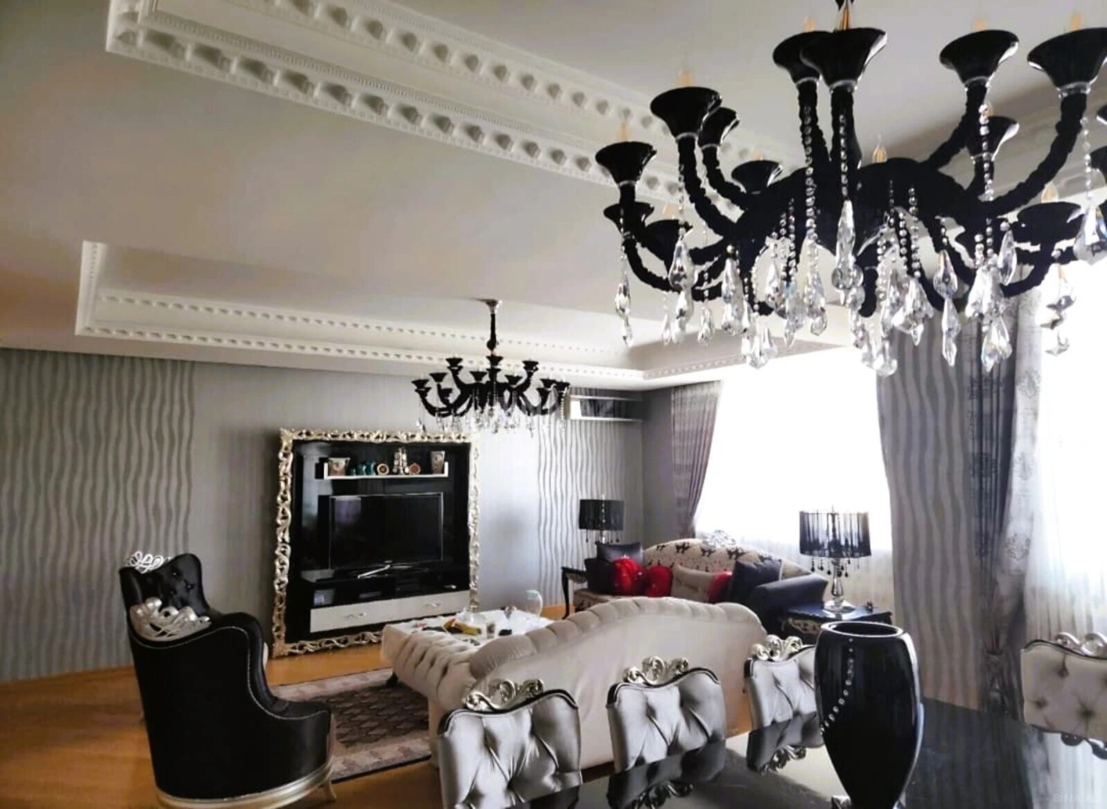 Satılır 5 otaqlı mənzil 320 m²