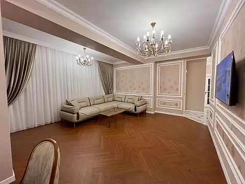 Satılır 3 otaqlı mənzil 133 m²