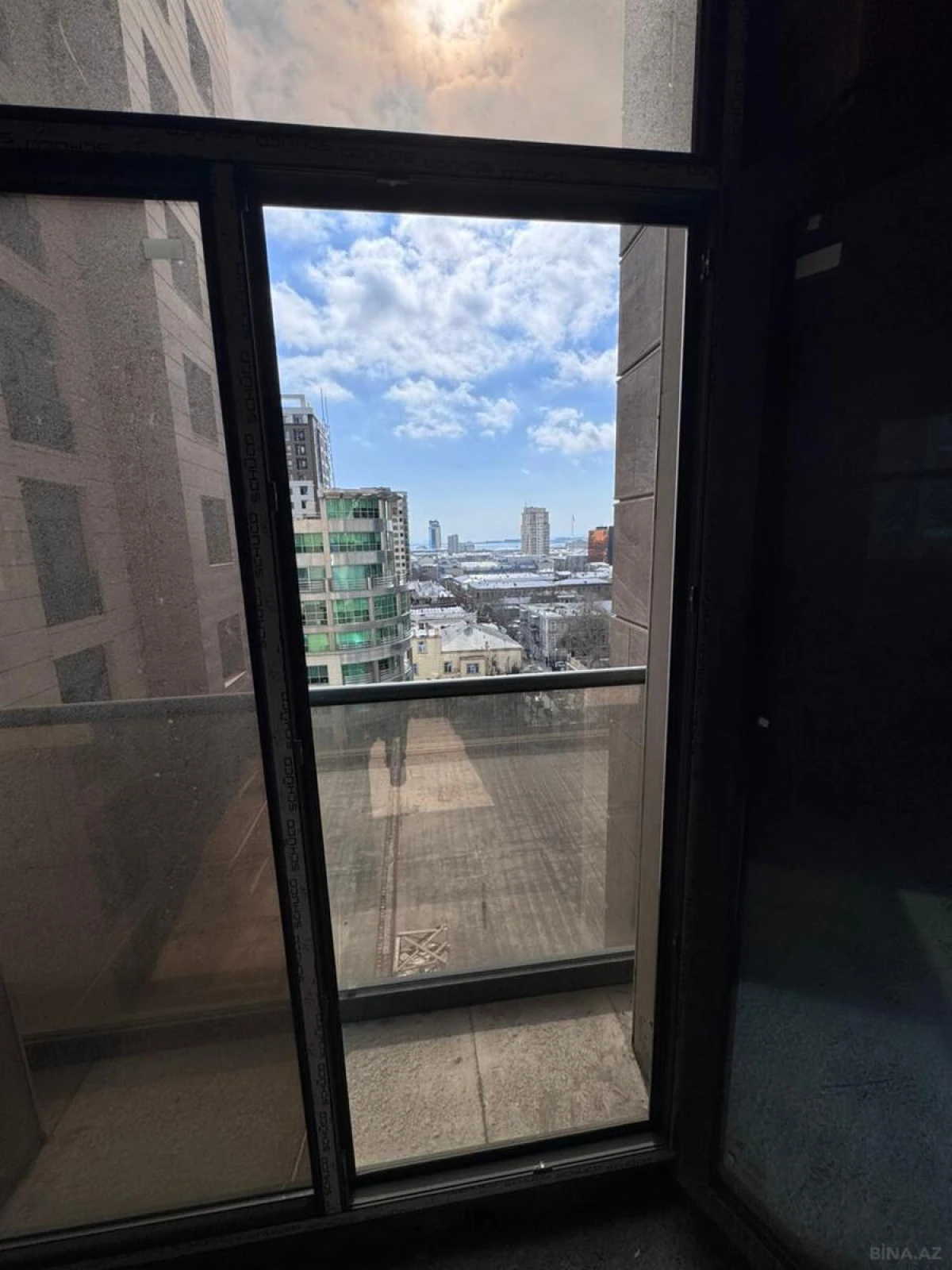 Satılır 4 otaqlı mənzil 143 m²