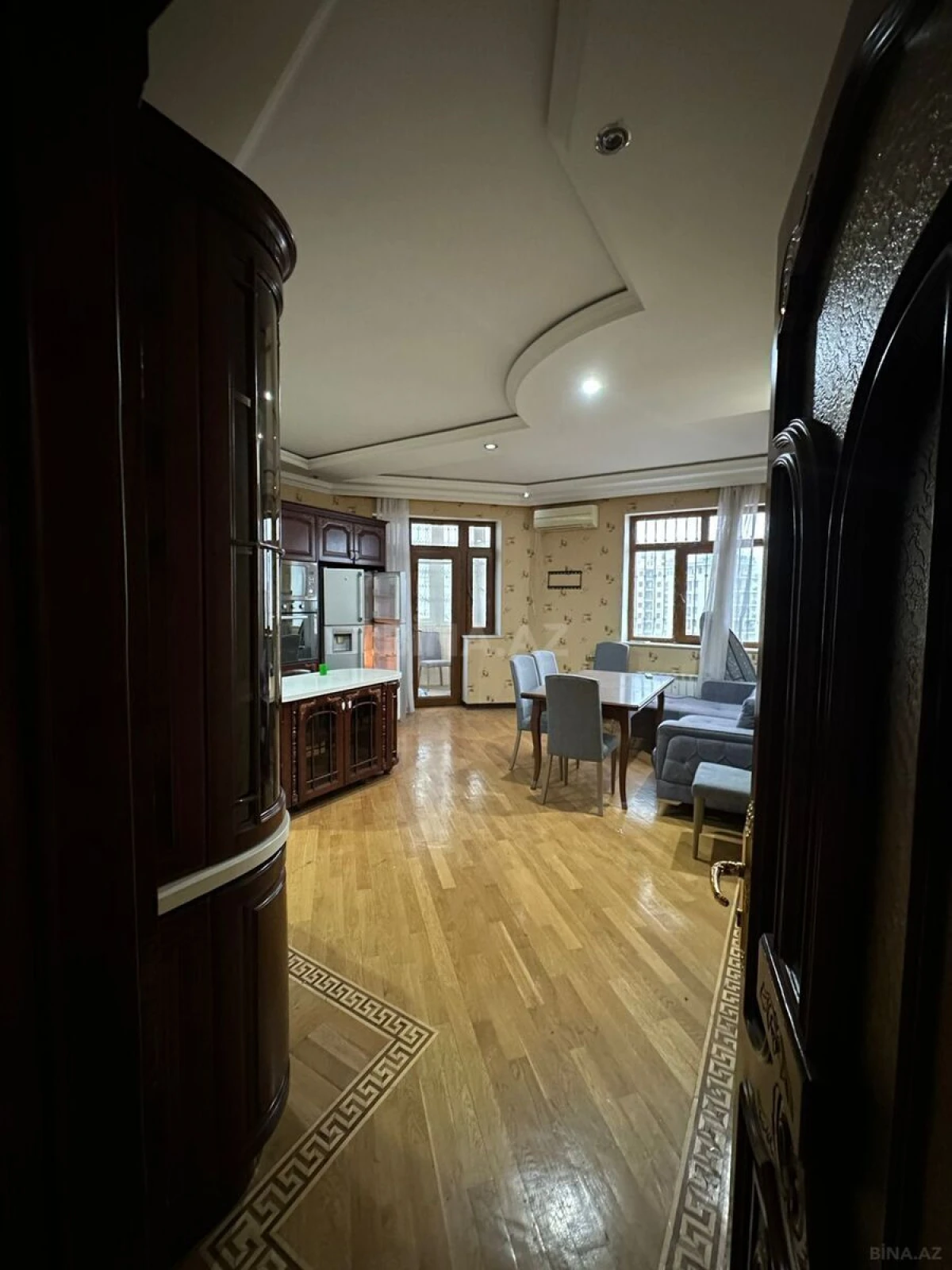 Kirayə verilir 4 otaqlı mənzil 188 m²