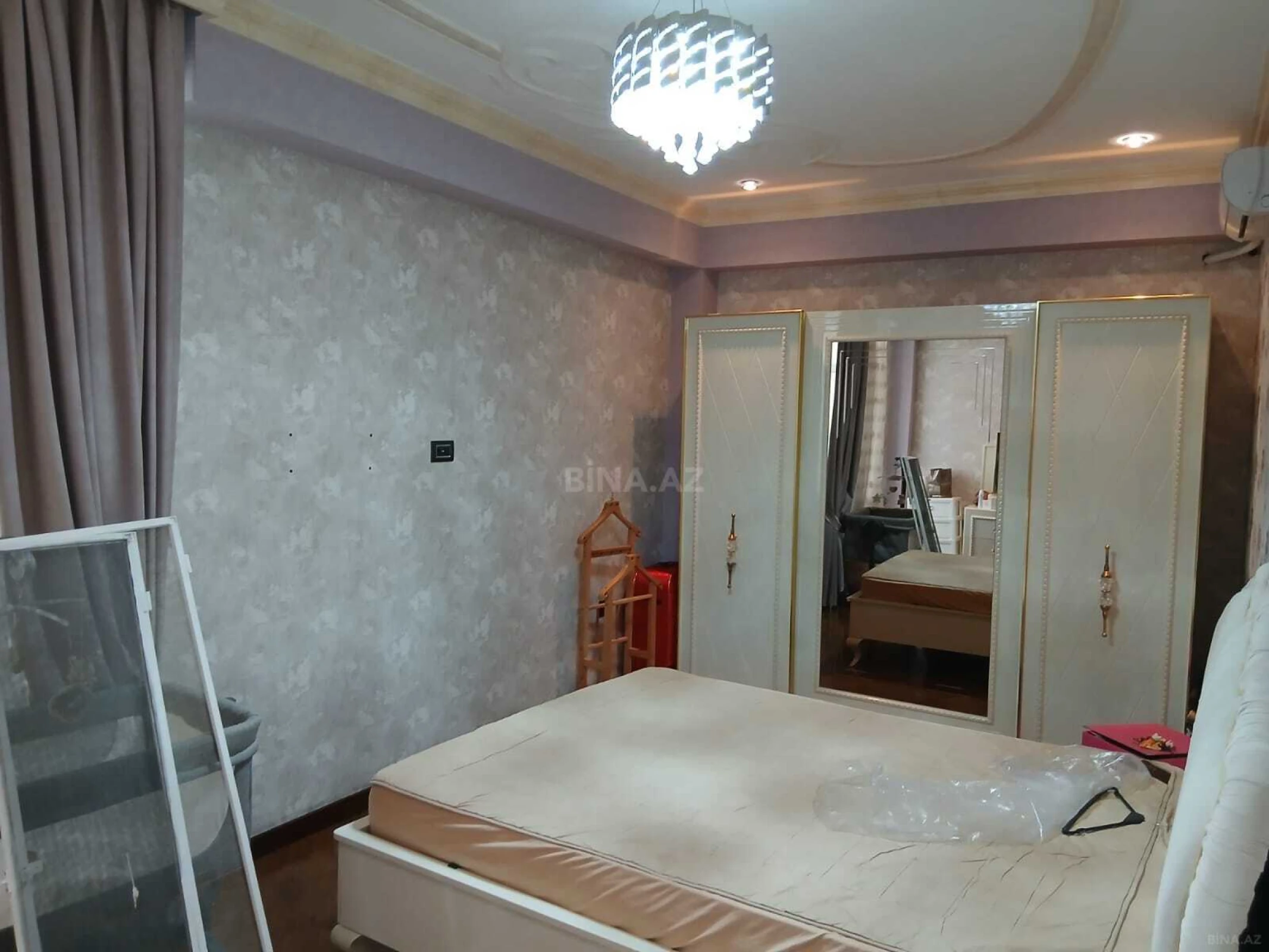 Satılır 3 otaqlı mənzil 145 m²