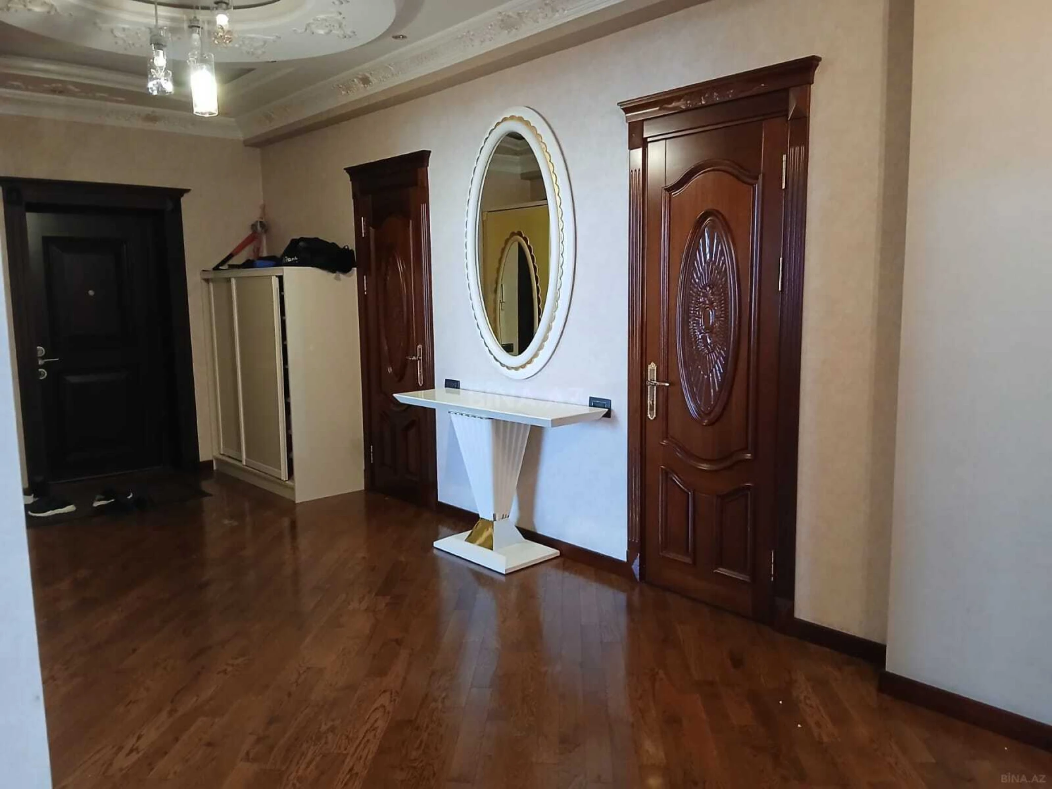 Satılır 3 otaqlı mənzil 145 m²