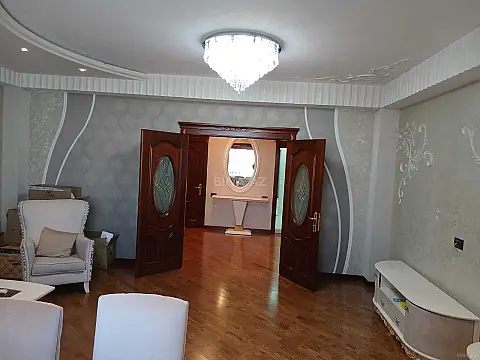 Satılır 3 otaqlı mənzil 145 m²
