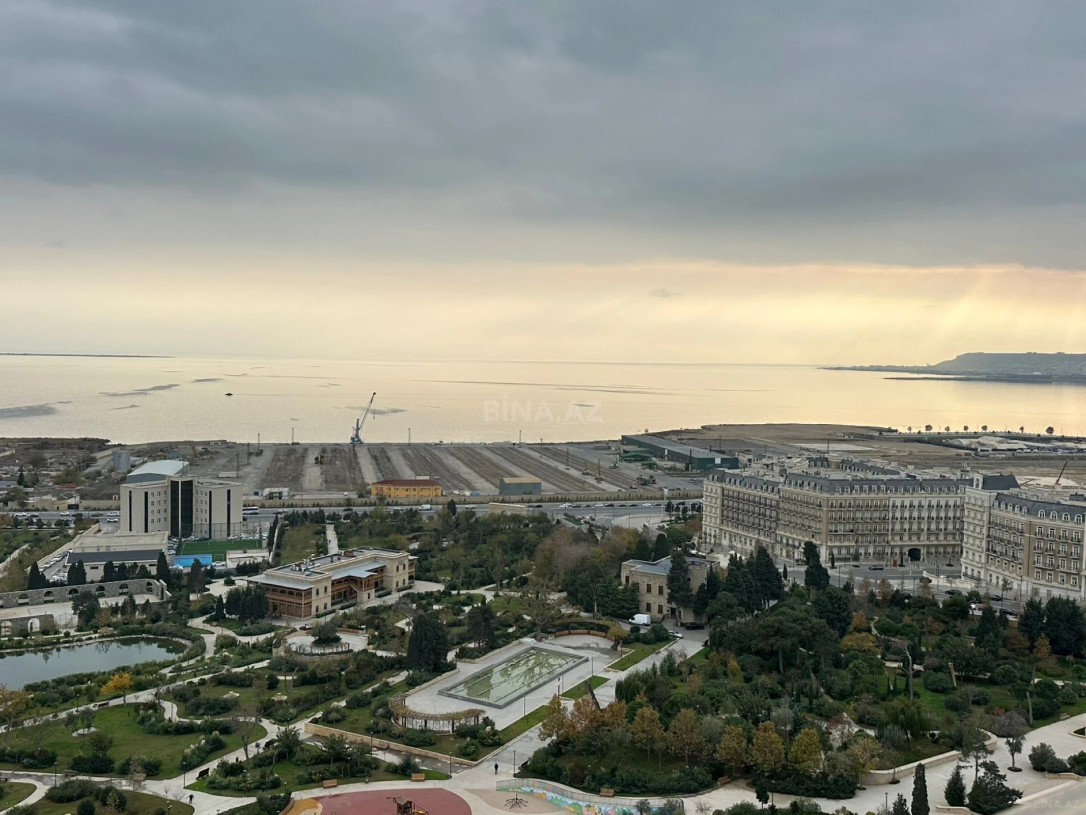 Satılır 4 otaqlı mənzil 220 m²