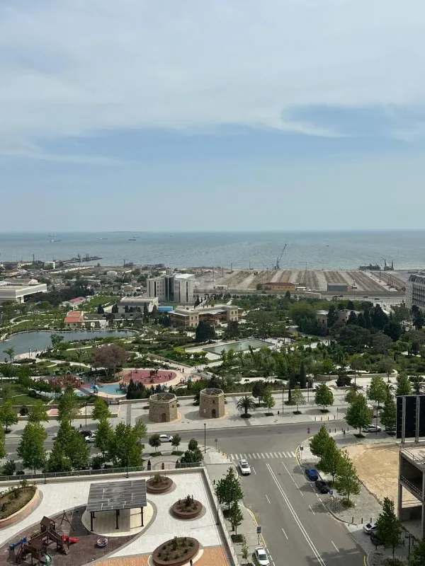 Satılır 4 otaqlı mənzil 220 m²