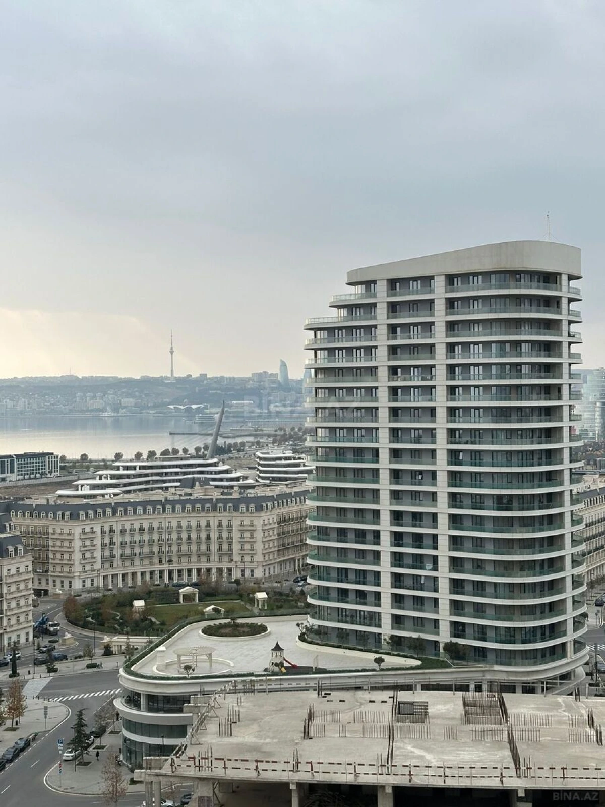 Satılır 4 otaqlı mənzil 220 m²