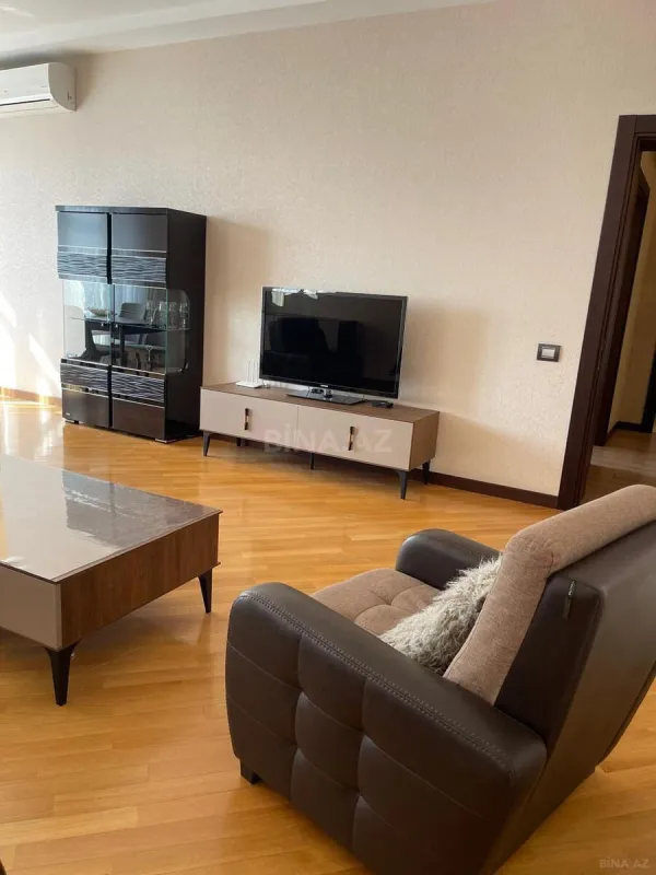 Kirayə verilir 2 otaqlı mənzil 110 m²