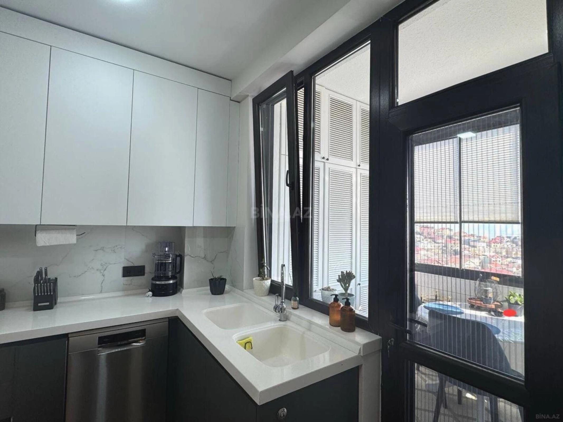 Satılır 2 otaqlı mənzil 92 m²