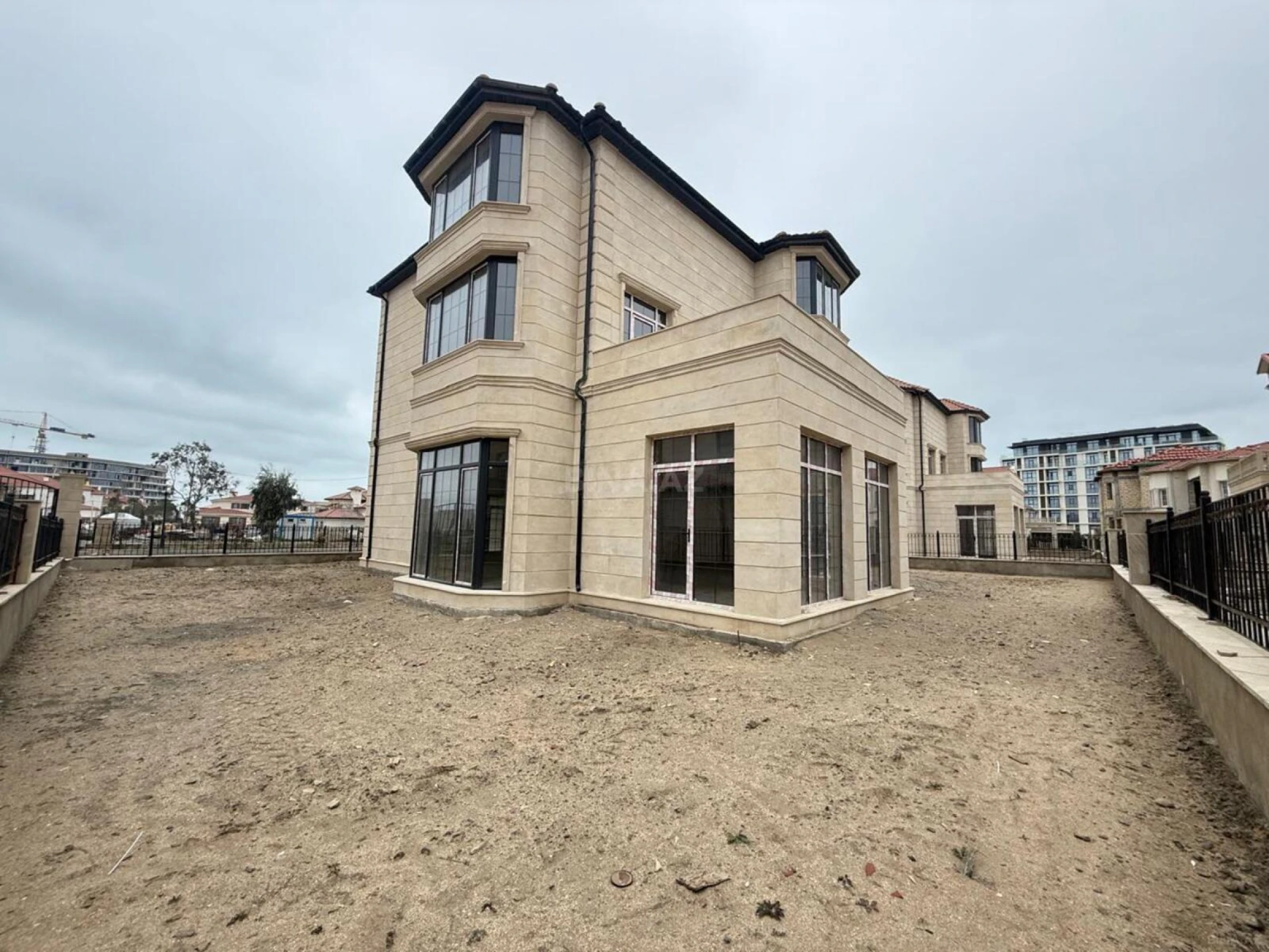 Satılır 9 otaqlı həyət evi 460 m²