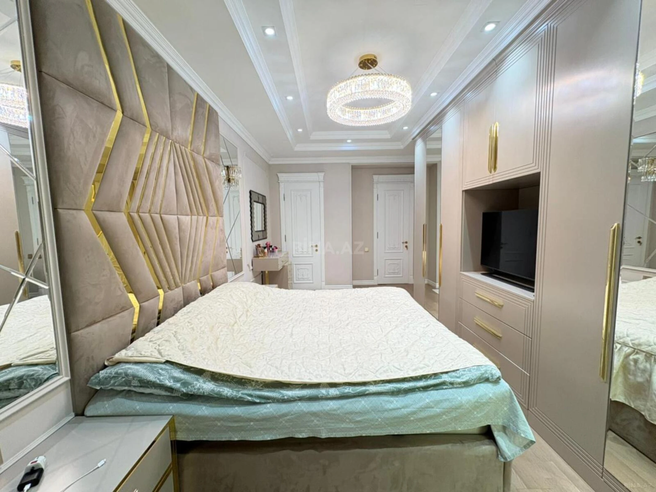 Satılır 3 otaqlı mənzil 181 m²