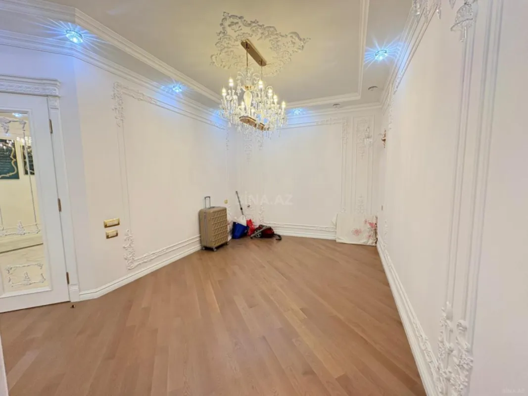 Satılır 3 otaqlı mənzil 181 m²