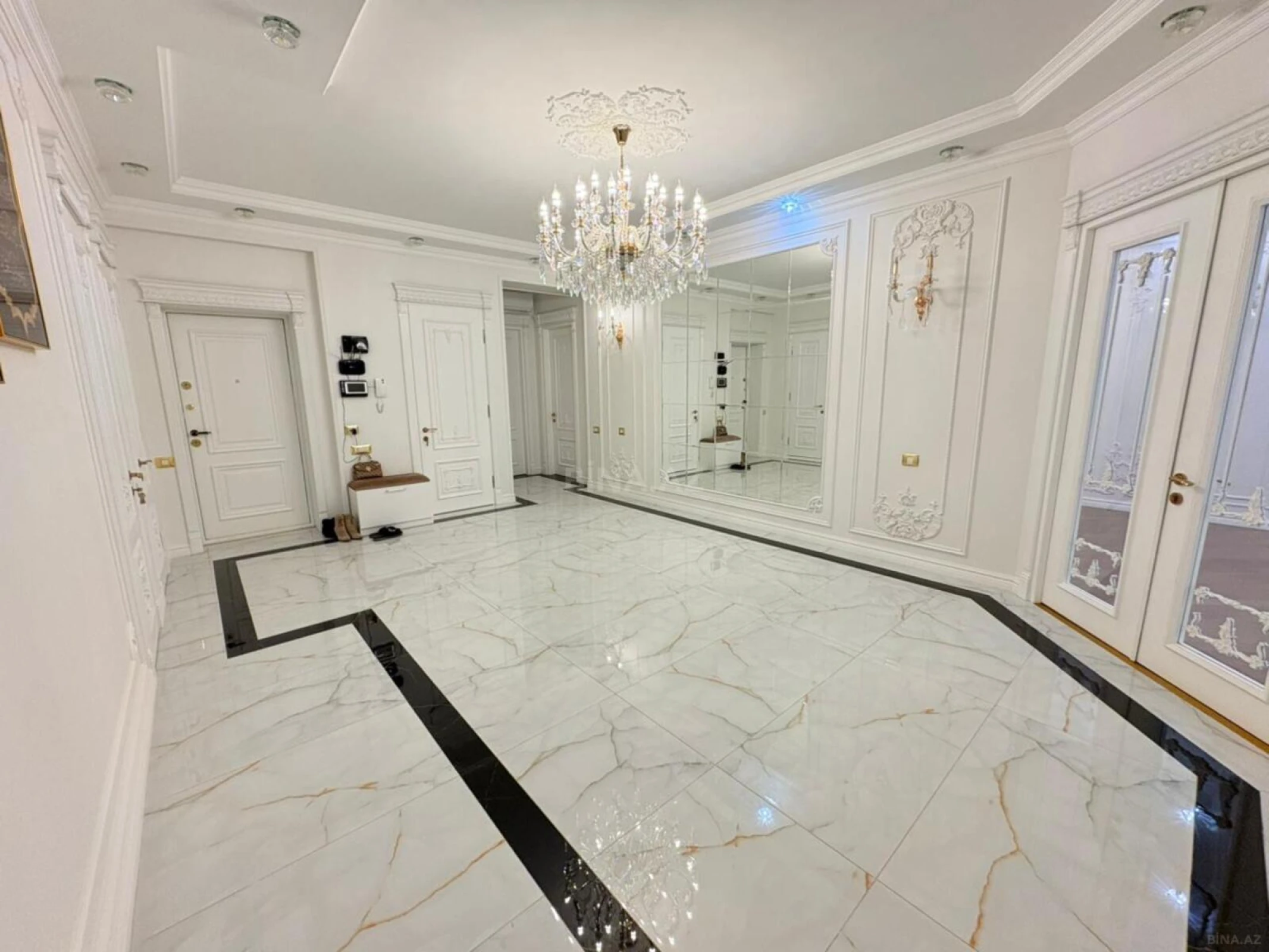 Satılır 3 otaqlı mənzil 181 m²