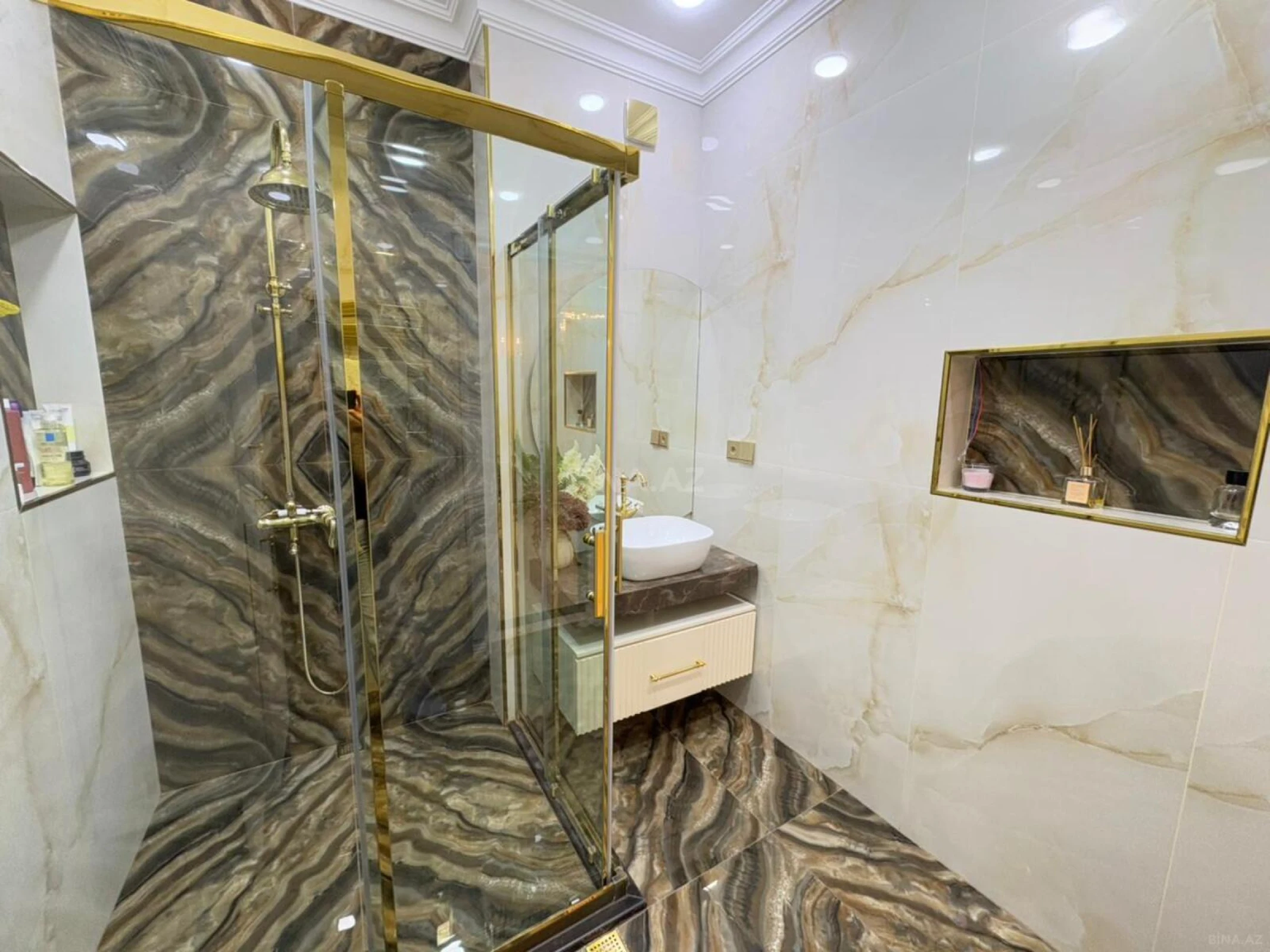 Satılır 3 otaqlı mənzil 181 m²