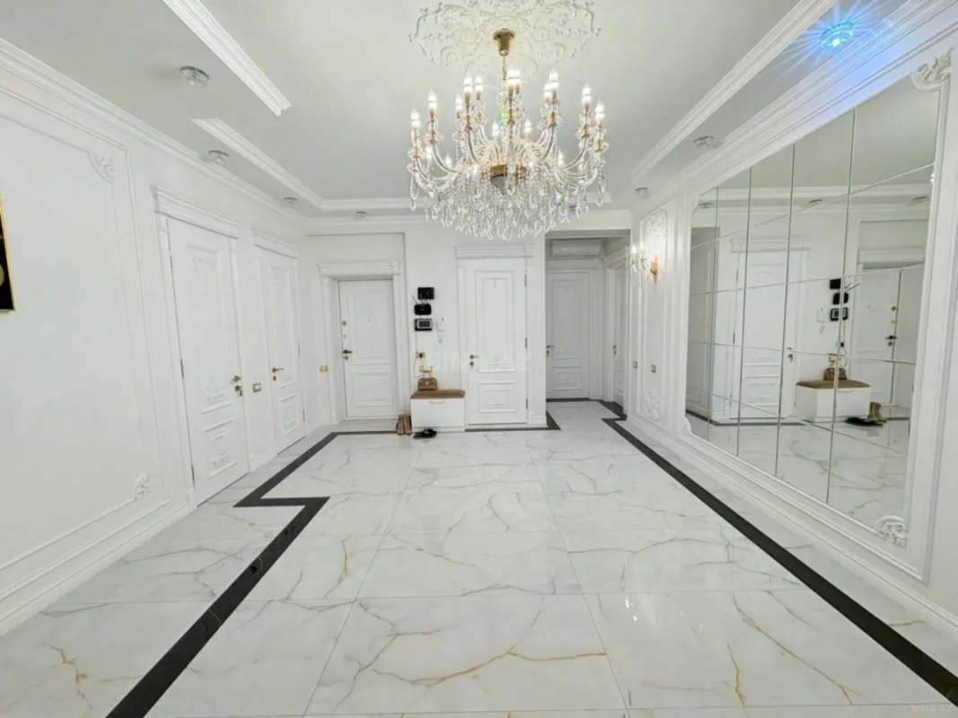 Satılır 3 otaqlı mənzil 181 m²