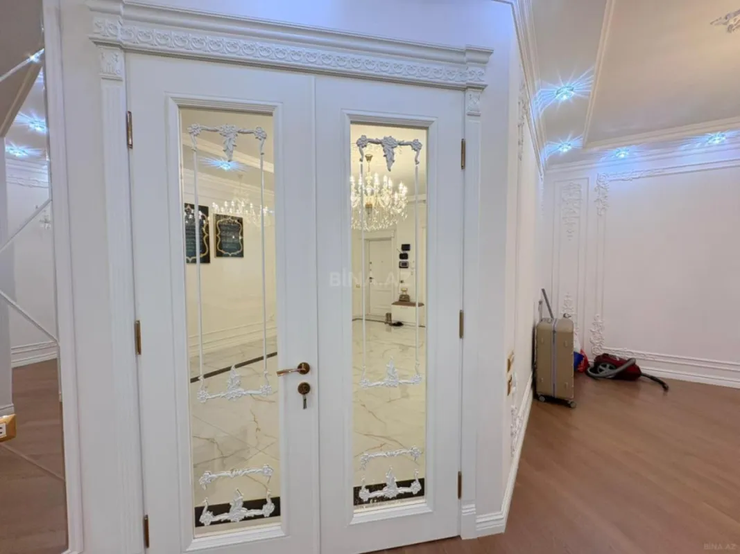 Satılır 3 otaqlı mənzil 181 m²