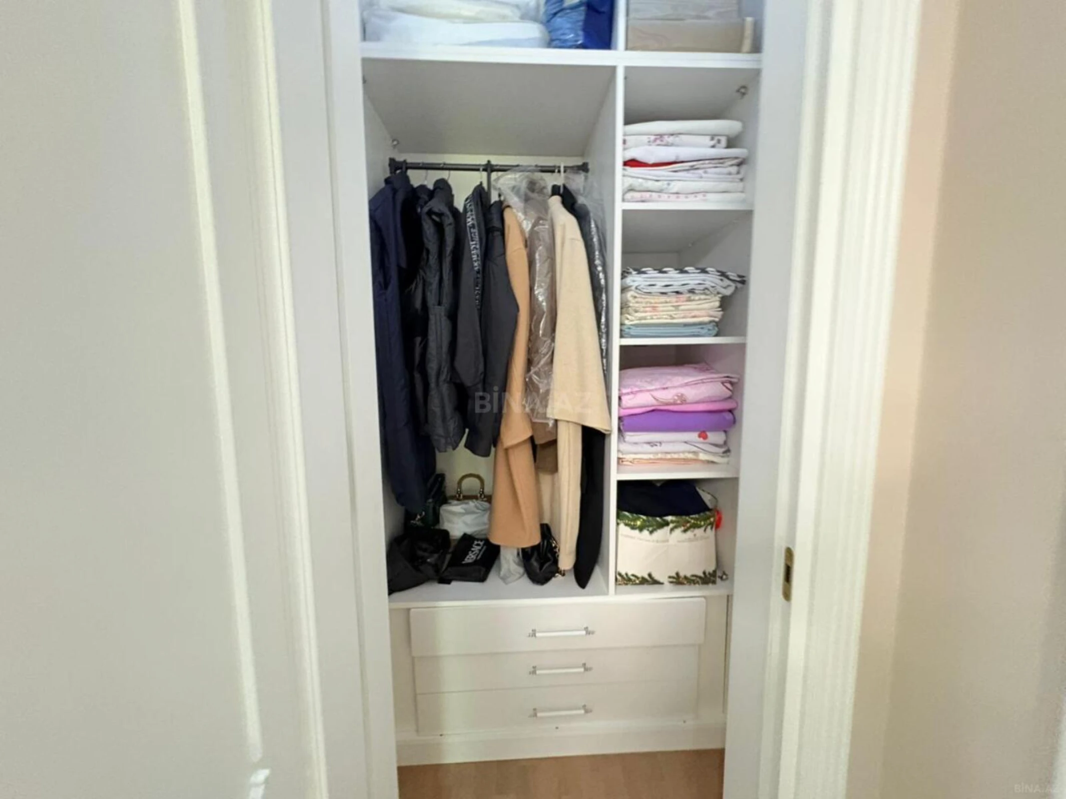 Satılır 3 otaqlı mənzil 181 m²