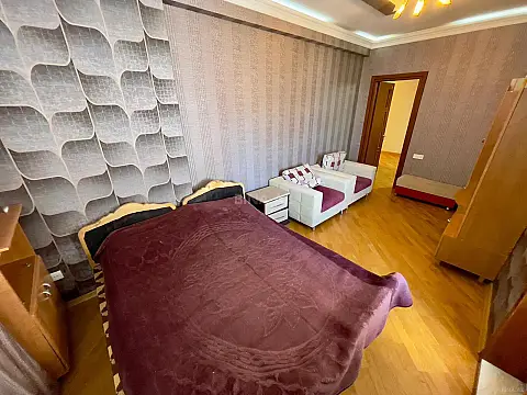 Kirayə verilir 3 otaqlı mənzil 180 m²