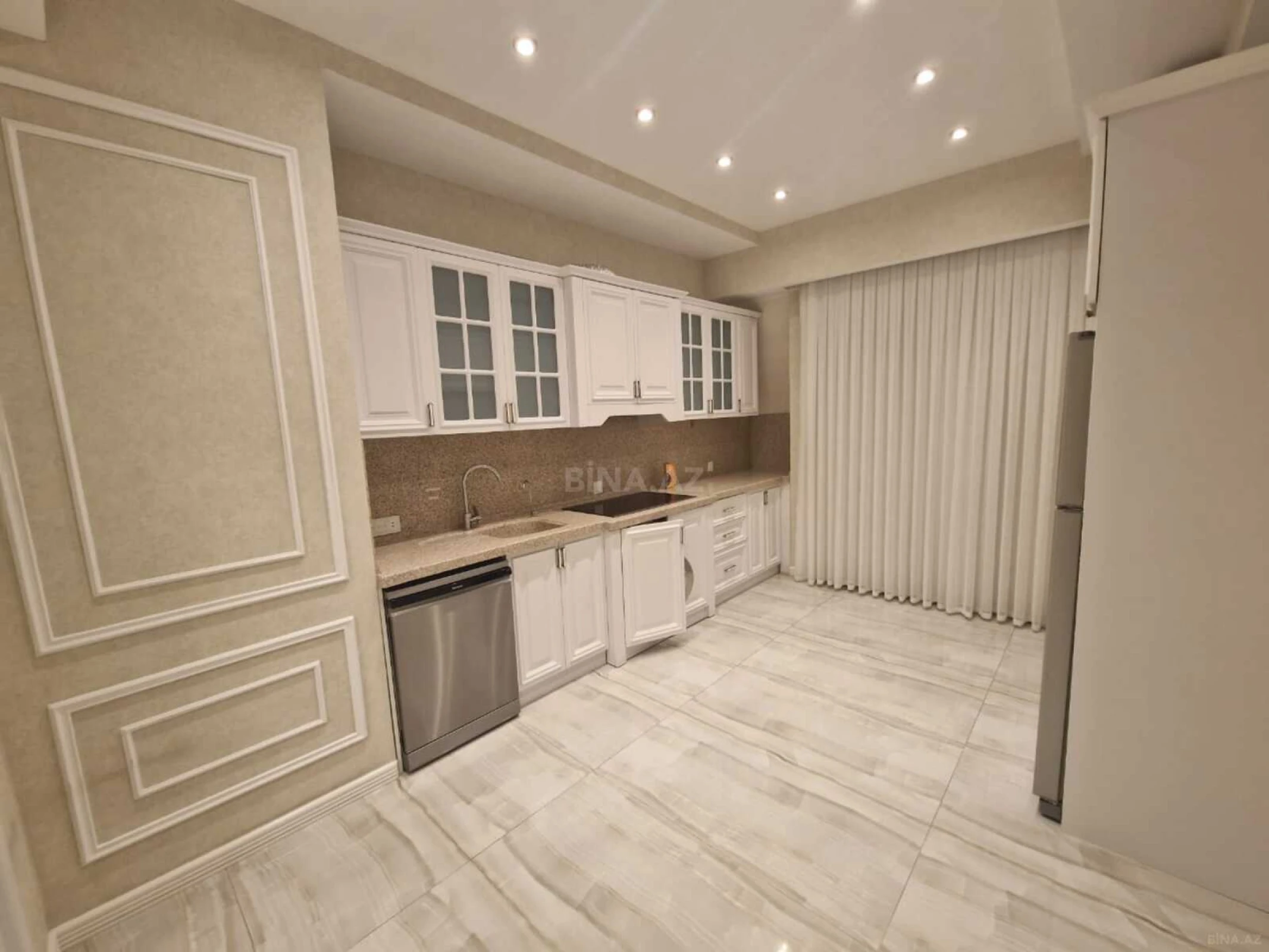 Kirayə verilir 5 otaqlı mənzil 200 m²