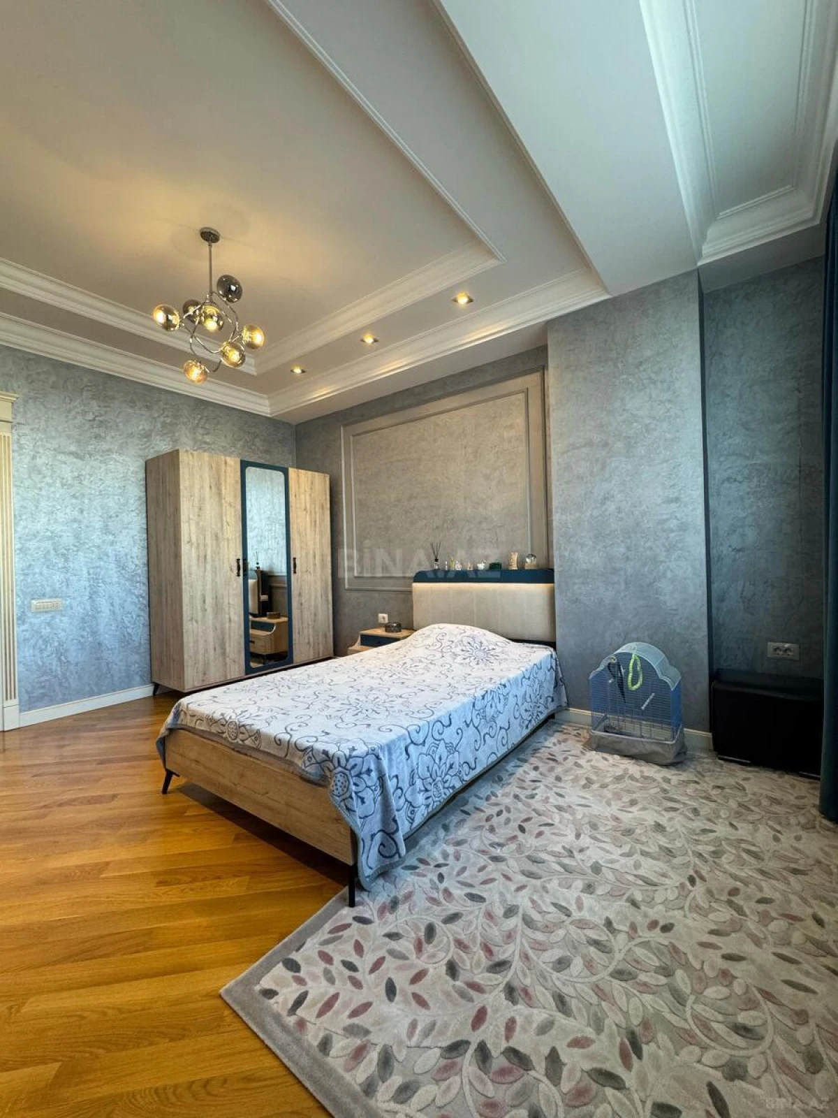 Satılır 4 otaqlı mənzil 195 m²