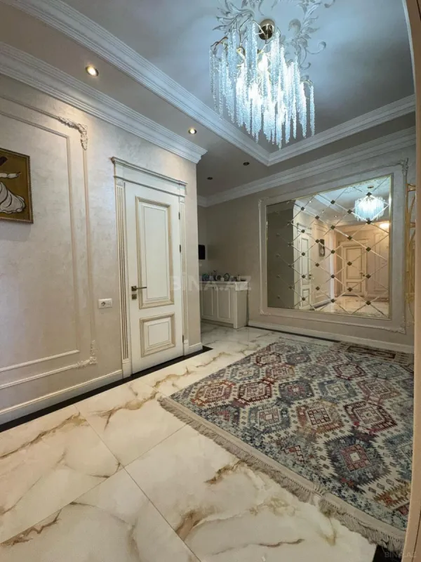 Satılır 4 otaqlı mənzil 195 m²