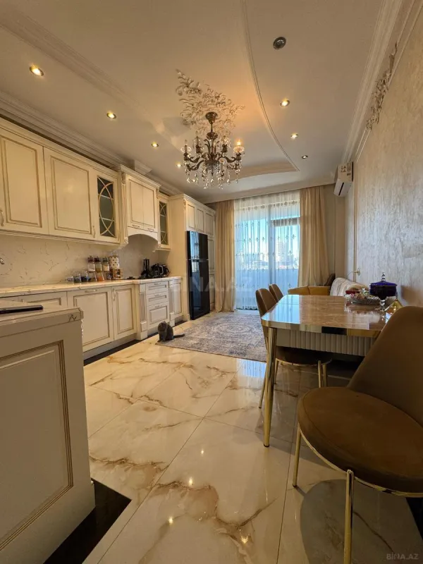 Satılır 4 otaqlı mənzil 195 m²