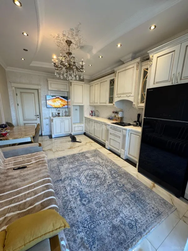 Satılır 4 otaqlı mənzil 195 m²