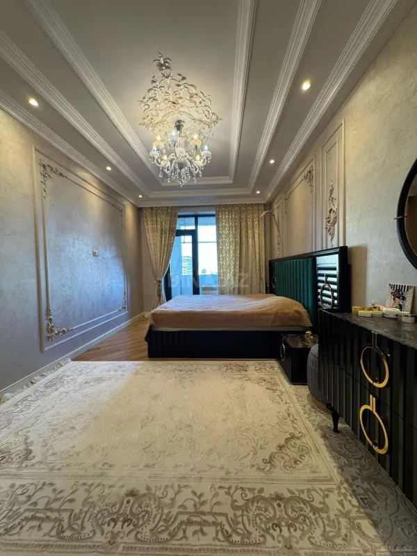 Satılır 4 otaqlı mənzil 195 m²