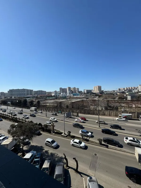 Satılır 4 otaqlı mənzil 195 m²