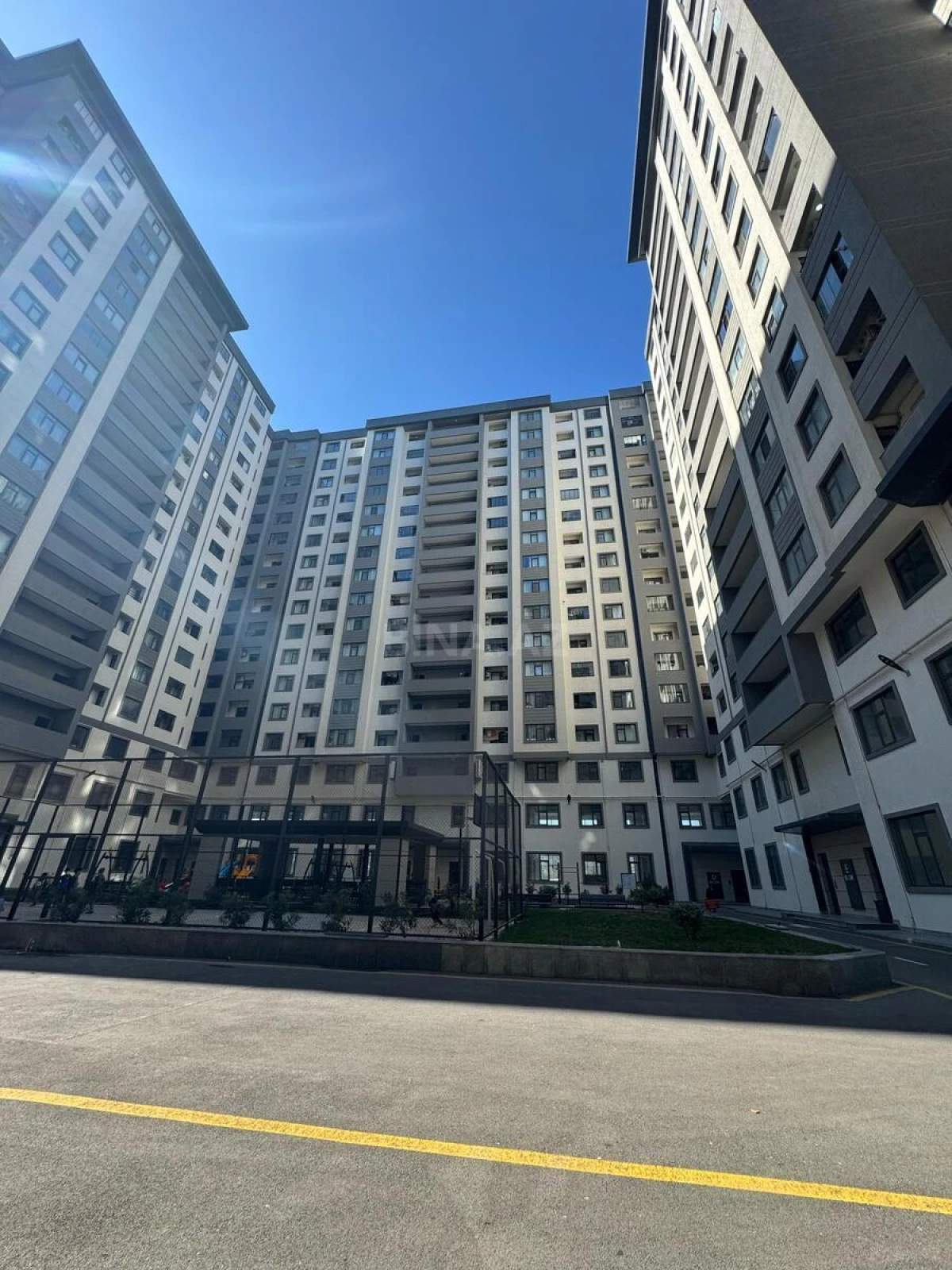 Satılır 4 otaqlı mənzil 195 m²