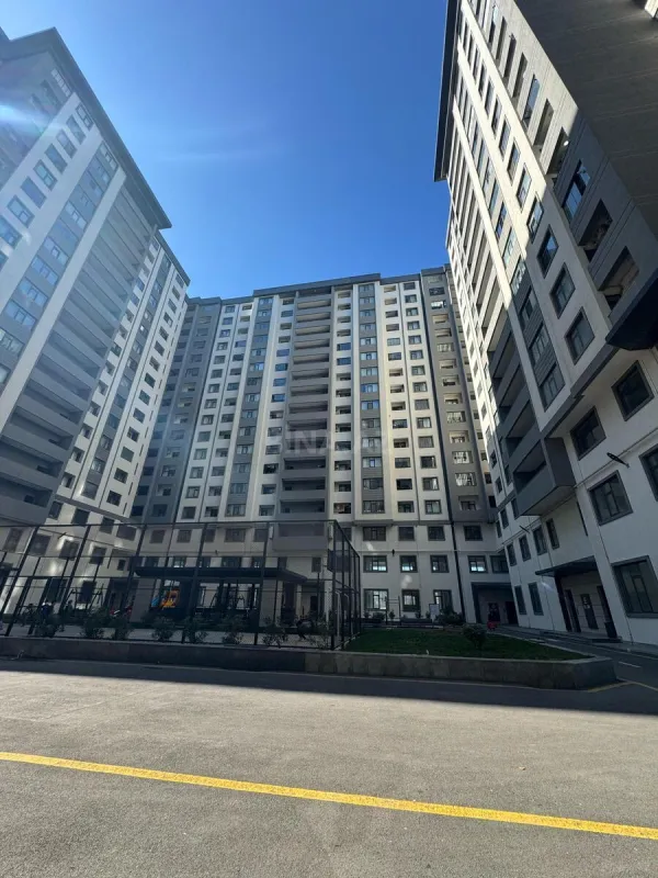 Satılır 4 otaqlı mənzil 195 m²