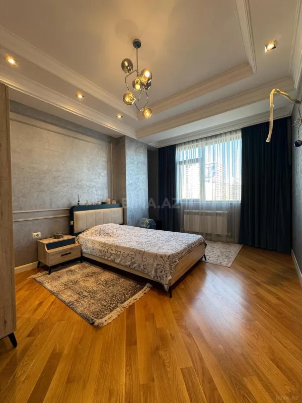 Satılır 4 otaqlı mənzil 195 m²