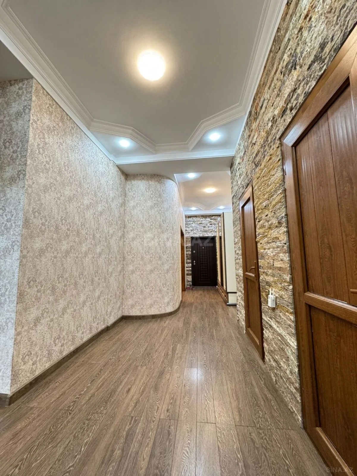 Kirayə verilir 3 otaqlı mənzil 121 m²