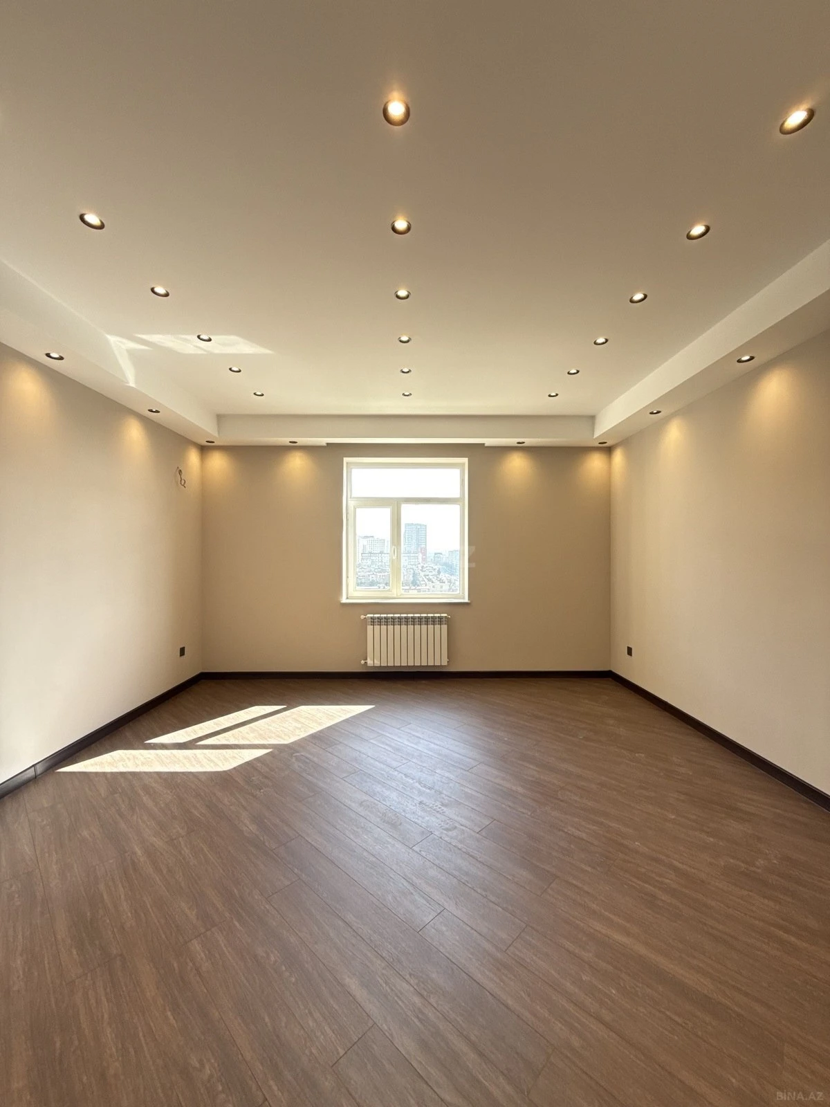 Satılır 3 otaqlı mənzil 135 m²