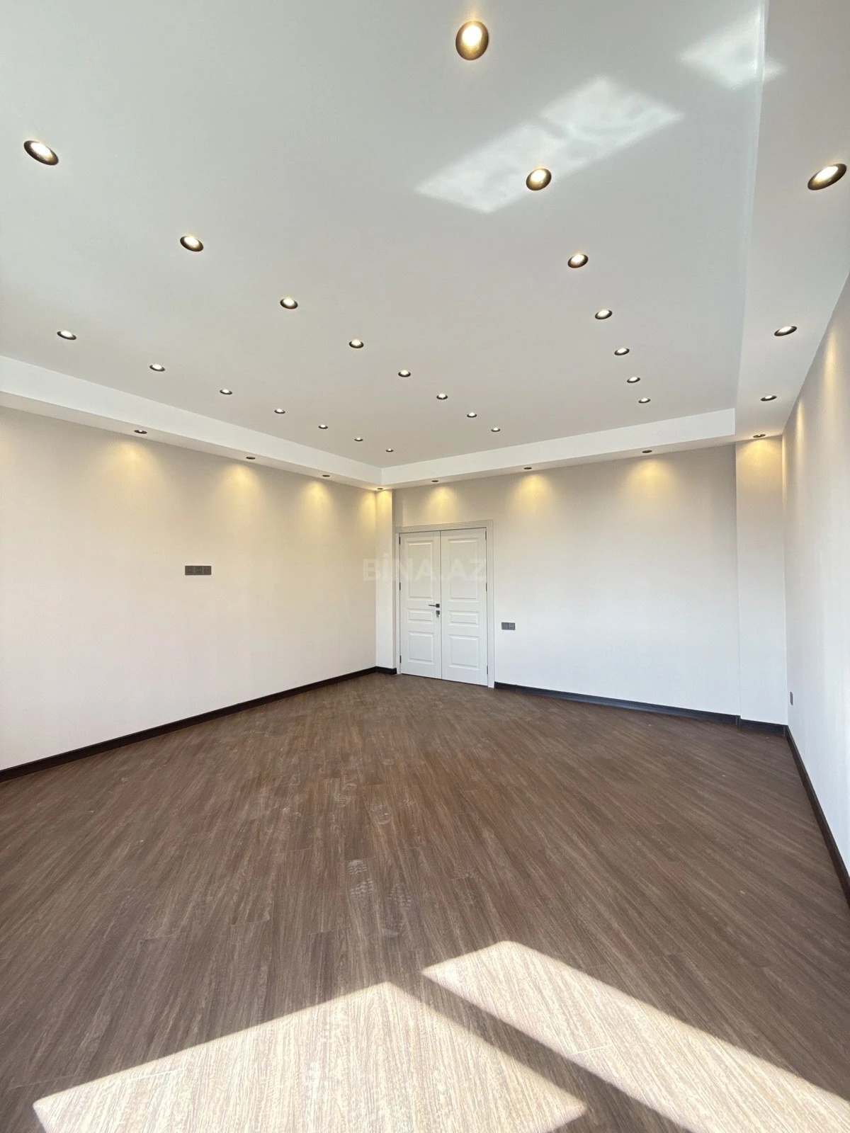 Satılır 3 otaqlı mənzil 135 m²